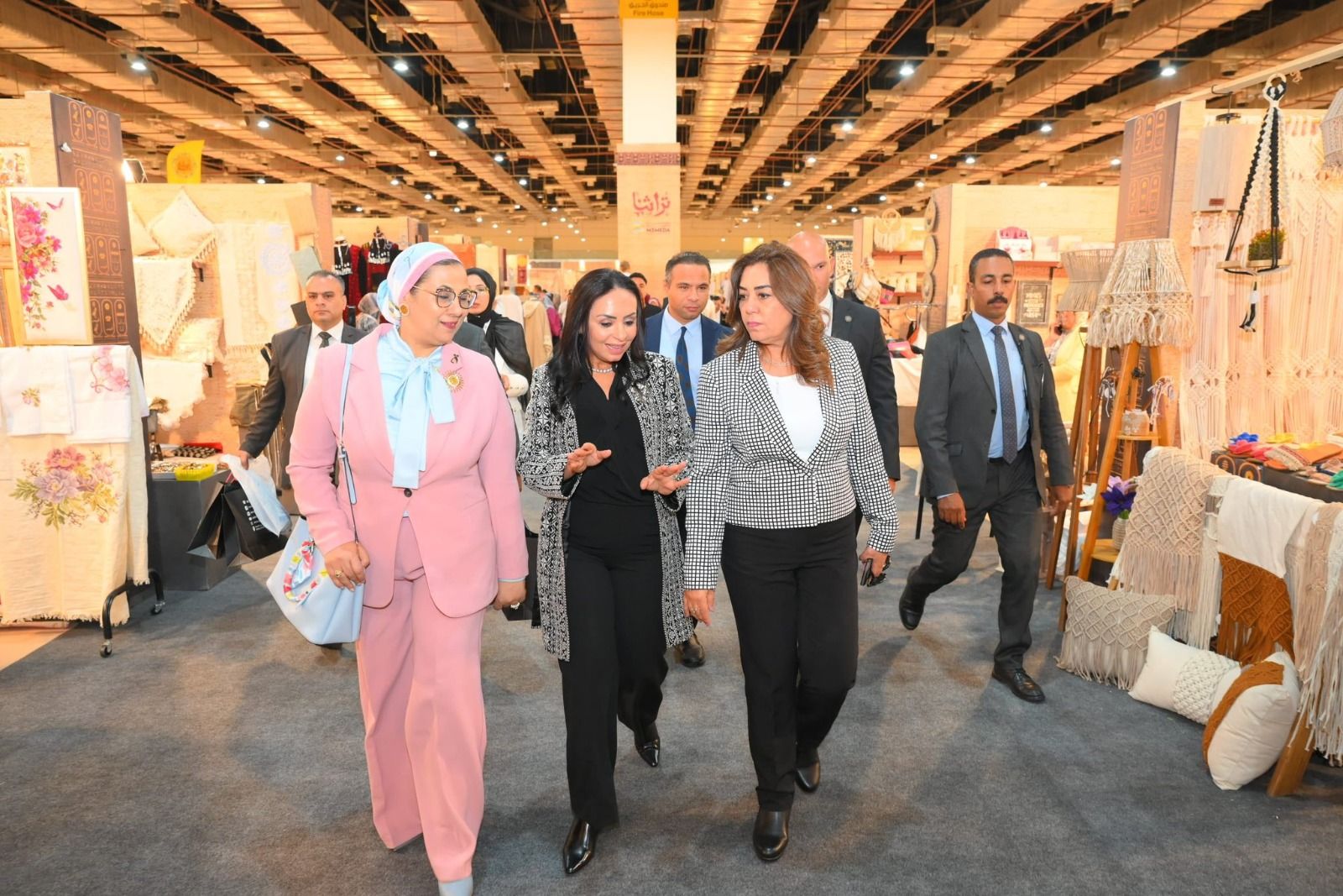 وزيرة التضامن الاجتماعي تتفقد جناح صندوق دعم الصناعات الريفية والبيئية بمعرض تراثنا 2025 - الخليج الان