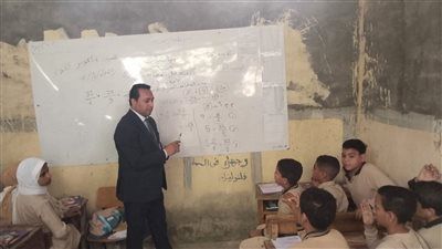 في لافتة تعليمية .. "البطران" يشارك تلاميذ البحاروة الابتدائية شرح درس رياضيات ويؤكد: الطالب محور العملية التعليمية - الخليج الان