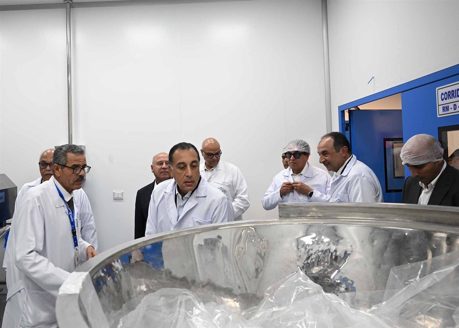 رئيس الوزراء يفتتح مصنع إنتاج الخامات الدوائية ومصنع المطهرات بشركة النصر للكيماويات الدوائية في القليوبية - الخليج الان