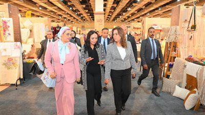 وزيرة التضامن الاجتماعي تتفقد جناح صندوق دعم الصناعات الريفية والبيئية بمعرض تراثنا 2025 - الخليج الان