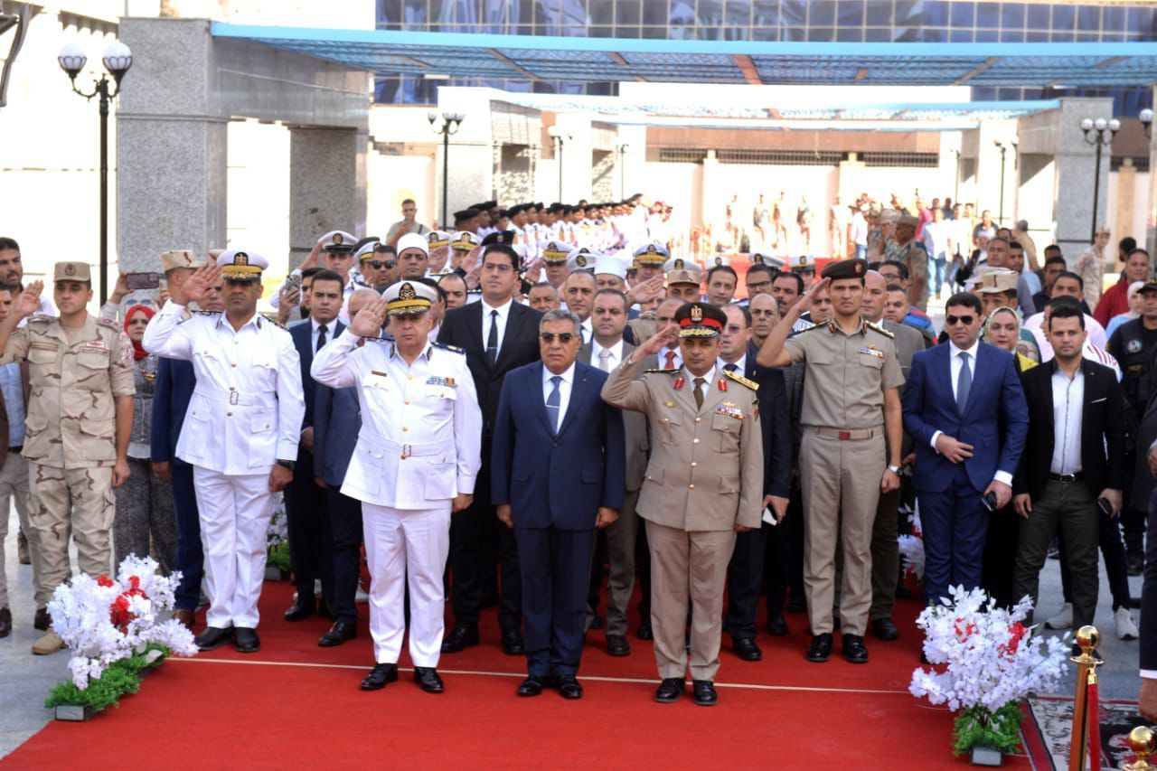 محافظ الدقهلية يضع إكليل الزهور على النصب التذكاري للشهداء احتفالًا بذكرى انتصارات أكتوبر المجيدة - الخليج الان