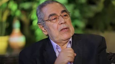 بعد تكريمه في نقابة المهن التمثيلية.. صبري عبد المنعم باكيا: حسيت أمي وأبويا بيطبطوا عليا - الخليج الان