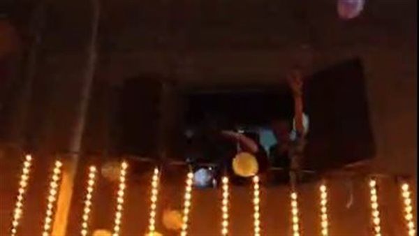 بيرميلهم بلالين.. جماهير مطرب المهرجانات سامر المدني يحتفلون بخروجه من السجن أسفل منزله|بث مباشر