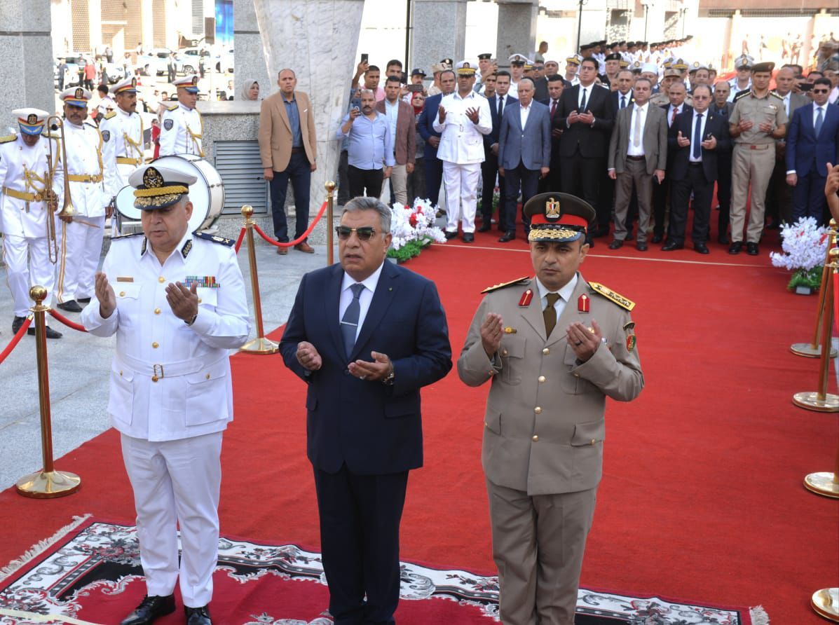محافظ الدقهلية يضع إكليل الزهور على النصب التذكاري للشهداء احتفالًا بذكرى انتصارات أكتوبر المجيدة - الخليج الان