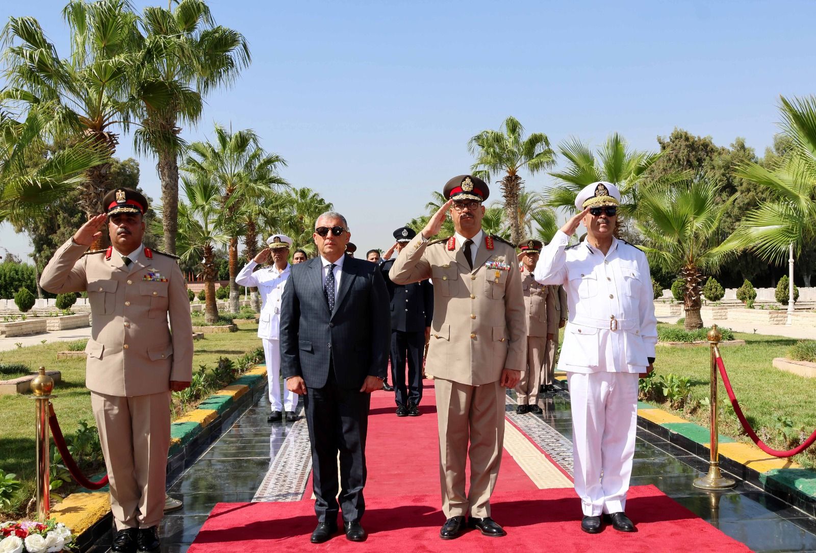 في الذكرى الثانية والخمسين لانتصارات أكتوبر.. محافظ الإسماعيلية يضع إكليل الزهور على النصب التذكاري لشهداء الجيش الثاني الميداني - الخليج الان