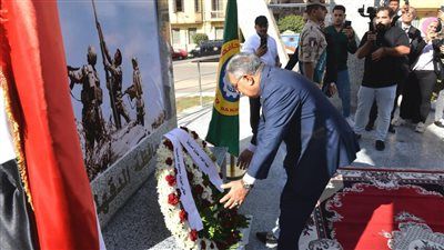 محافظ الدقهلية يضع إكليل الزهور على النصب التذكاري للشهداء احتفالًا بذكرى انتصارات أكتوبر المجيدة - الخليج الان