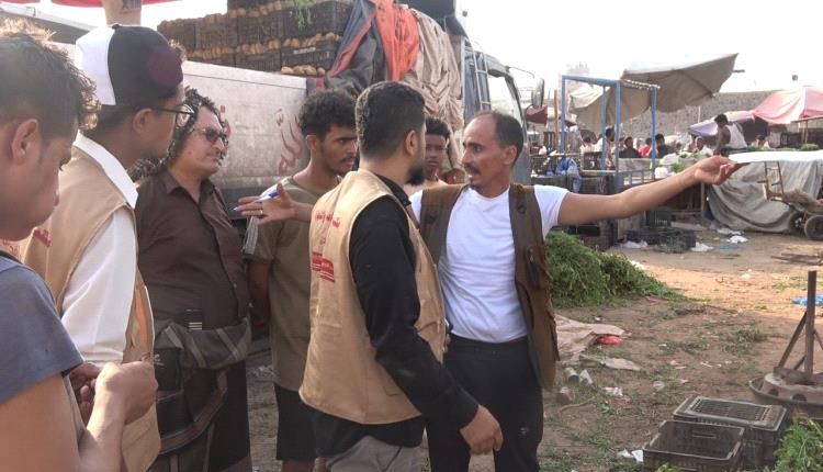 عدن .. حملة رقابية مشددة لضبط السوق المركزي للخضروات والفواكه بالمنصورة