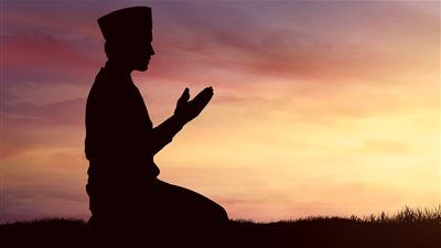 ما حكم مسح الوجه باليدين عقب الدعاء؟.. دار الإفتاء تجيب - الخليج الان