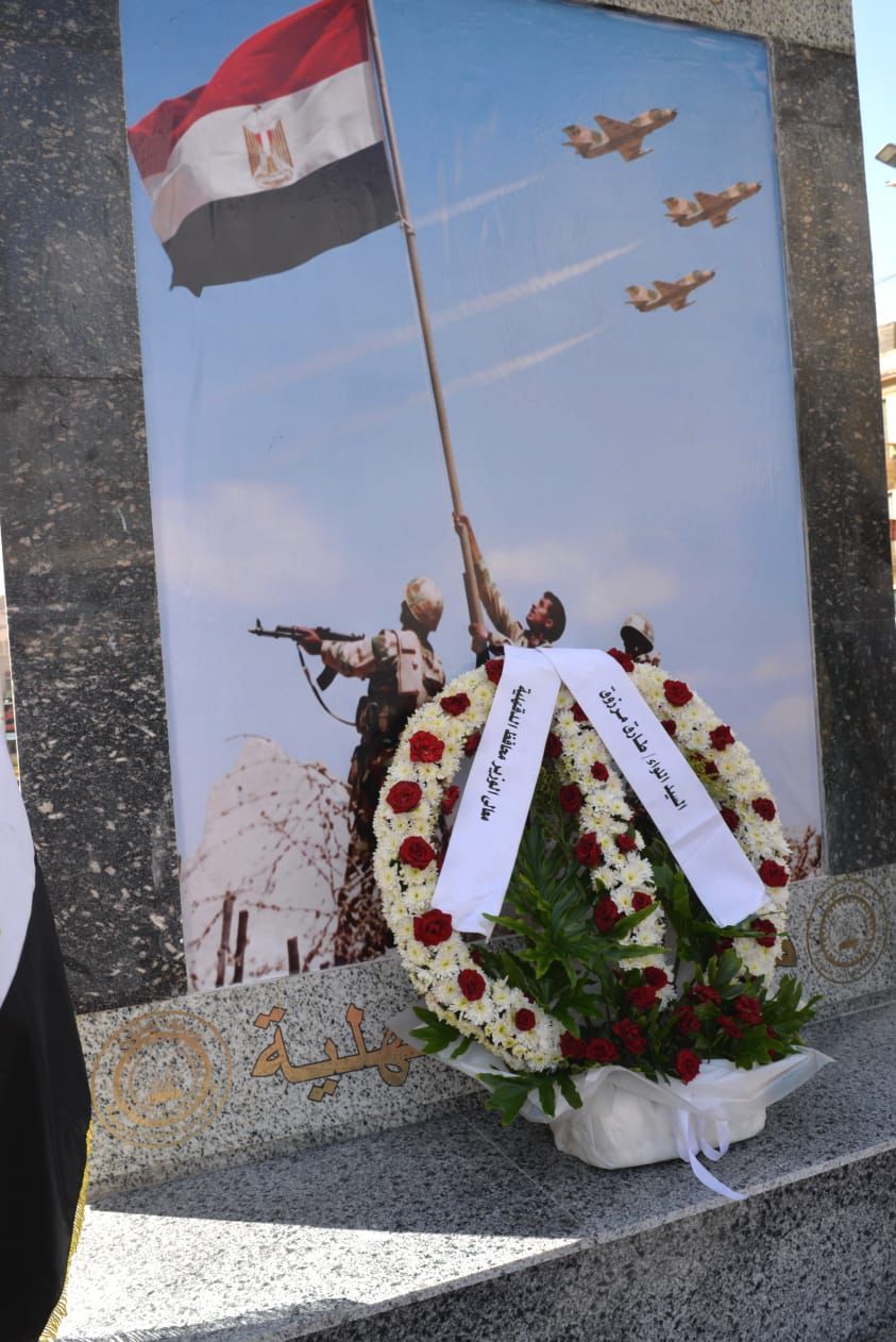 محافظ الدقهلية يضع إكليل الزهور على النصب التذكاري للشهداء احتفالًا بذكرى انتصارات أكتوبر المجيدة - الخليج الان