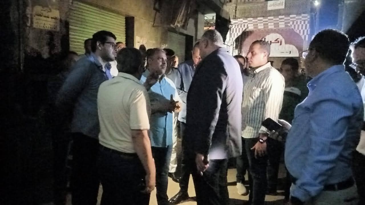 محافظ الشرقية ينتقل لموقع انهيار جزئي لمنزل قديم أثناء تنفيذ قرار الإزالة - الخليج الان