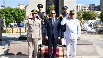 احتفالاً بالذكرى الـ52 لنصر أكتوبر.. محافظ الفيوم يضع إكليلاً من الزهور على النصب التذكارى للشهداء بميدان قارون - الخليج الان