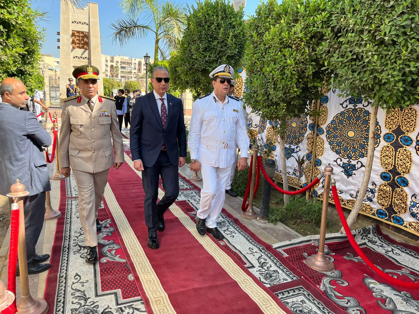 احتفالاً بالذكرى الـ52 لنصر أكتوبر المجيد.. مدير أمن الفيوم يشارك في وضع إكليل من الزهور على النصب التذكاري للشهداء بميدان قارون - الخليج الان