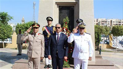 احتفالاً بالذكرى الـ52 لنصر أكتوبر المجيد.. مدير أمن الفيوم يشارك في وضع إكليل من الزهور على النصب التذكاري للشهداء بميدان قارون - الخليج الان