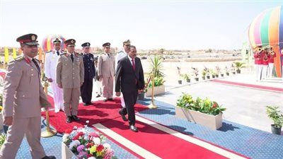 محافظ مطروح يضع إكليل الزهور على أرواح الشهداء خلال الإحتفال بانتصارات أكتوبر - الخليج الان