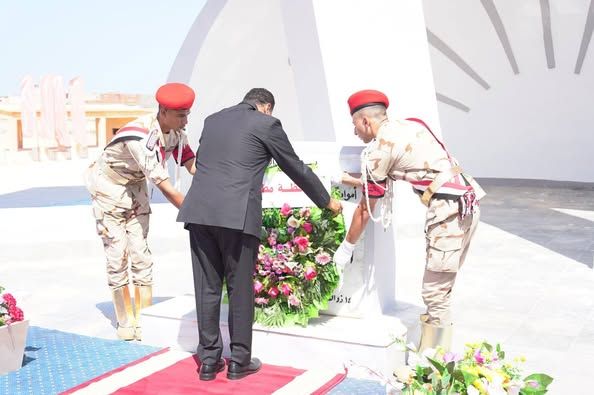 محافظ مطروح يضع إكليل الزهور على أرواح الشهداء خلال الإحتفال بانتصارات أكتوبر - الخليج الان