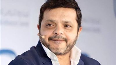 لحصوله على الجنسية السعودية.. محمد هنيدي بطل مسرحية تاجر السعادة في موسم الرياض - الخليج الان