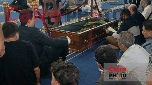 وصول جثمان الدكتور أحمد عمر هاشم لـ الجامع الأزهر لأداء صلاة الجنازة عليه