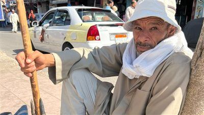 الأيد الشقيانة في الحر.. عم جلال ينتظر رزقه على الرصيف في محافظة كفرالشيخ - الخليج الان