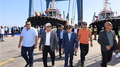 خلال جولته بمصنع مصر لبناء القاطرات.. رئيس هئية قناة السويس يشهد تدشين القاطرتين «عزم 3» و «عزم 4» - الخليج الان