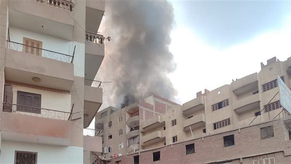 امتداد حريق الحرفيين إلى عقار مجاور.. والحماية المدنية تدفع بسيارات إطفاء إضافية للسيطرة على النيران