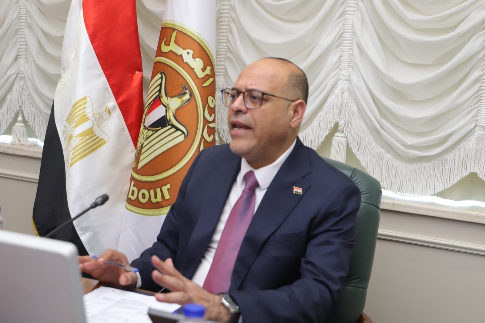 العمل: تنفيذ صارم لقانون العمل الجديد.. والتفتيش على 1035 منشأة وتحرير 7000 محضر بأقل من شهر - الخليج الان