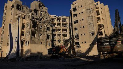 إسرائيل تهدم مجمعاً سكنياً في بئر السبع تضرر جراء حرب إيران - الخليج الان