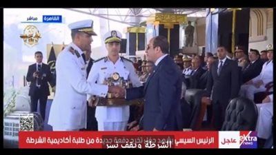 رئيس أكاديمية الشرطة يهدى الرئيس السيسى مجسما تذكاريا يجسد رموز الوطنية - الخليج الان
