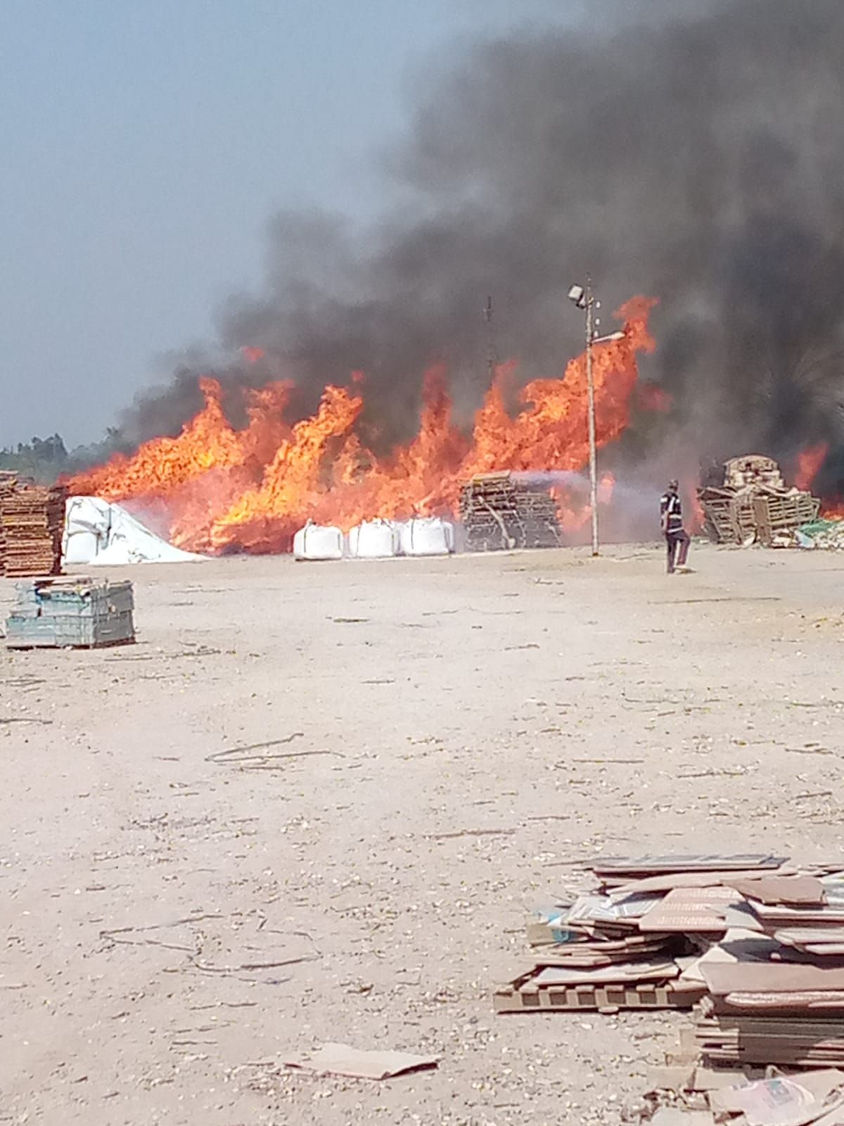 السيطرة على حريق في أرض زراعية بالسبع آبار الشرقية دون إصابات - الخليج الان