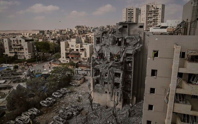 إسرائيل تهدم مجمعاً سكنياً في بئر السبع تضرر جراء حرب إيران - الخليج الان