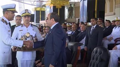 هدية تذكارية من أكاديمية الشرطة للرئيس السيسي تقديرًا لدعمه الأمني - الخليج الان