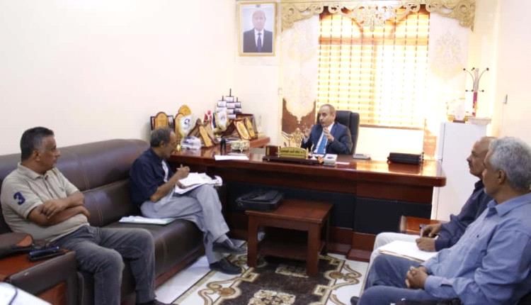 الوصابي يلتقي لجنة المناقصات لمناقشة نتائج فتح مظاريف مشروع تشييد كلية مجتمع سمو الشيخ صباح الأحمد بسقطرى