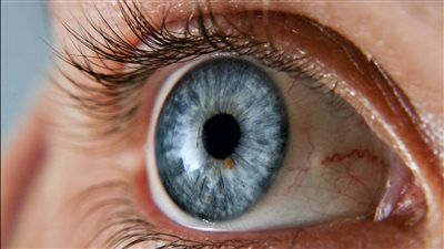 4 عادات يومية تدمر بصرك بصمت.. تحذير من أطباء العيون - الخليج الان