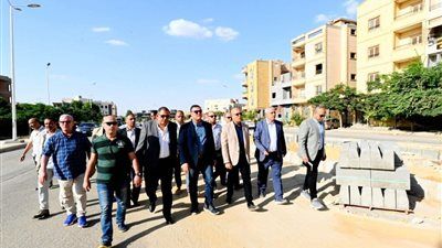 وزير الإسكان يوجه بضرورة الاهتمام بأعمال الصيانة والزراعات وصيانة أعمدة الإنارة لمختلف الطرق بمدينة الشروق - الخليج الان