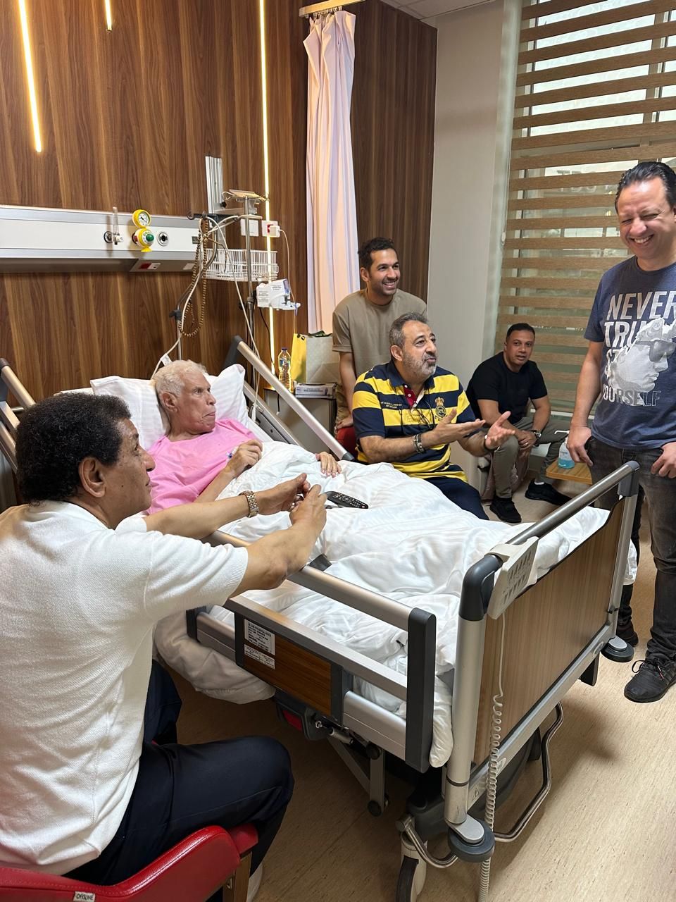 مجدي عبد الغني وفاروق جعفر وهاني حتحوت في زيارة دعم للكابتن حسن شحاتة بعد أزمته الصحية (صور) - الخليج الان