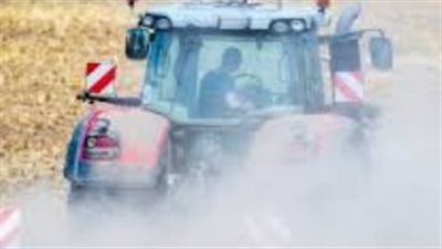 انقلب عليه الجرار .. مصرع طالب تحت عجلات جرار زراعي على صحراوي المنيا الغربي - الخليج الان