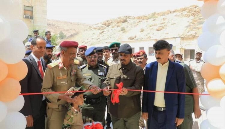 محافظ حضرموت يفتتح استراحة وميز الضباط ويدشن مشروع "نهر الحياة" لدعم علاج الأطفال