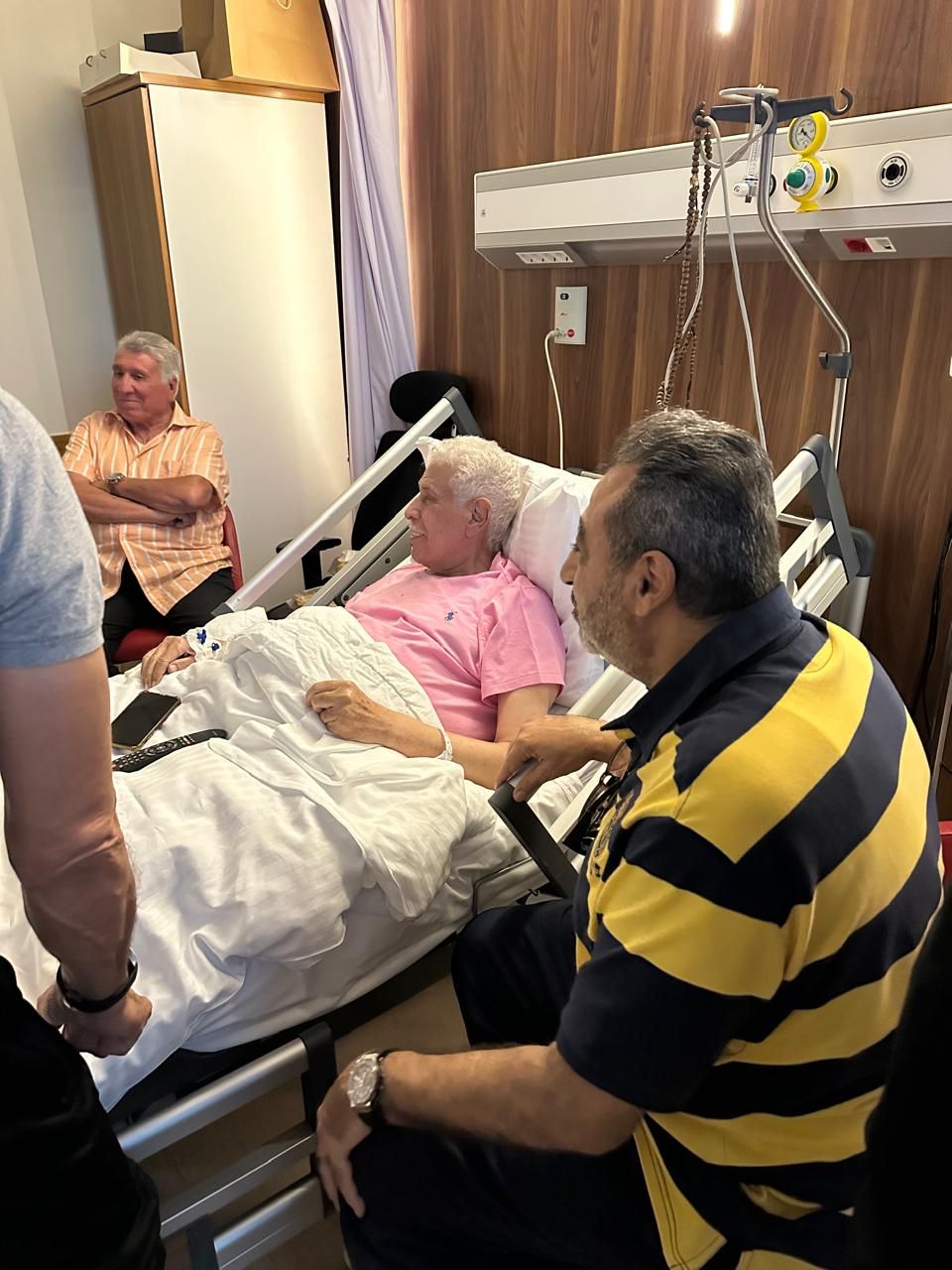 مجدي عبد الغني وفاروق جعفر وهاني حتحوت في زيارة دعم للكابتن حسن شحاتة بعد أزمته الصحية (صور) - الخليج الان