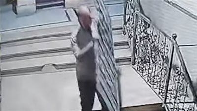 ضبط شخص سرق باب حديدي خاص بمصعد من داخل أحد العقارات بالإسكندرية - الخليج الان