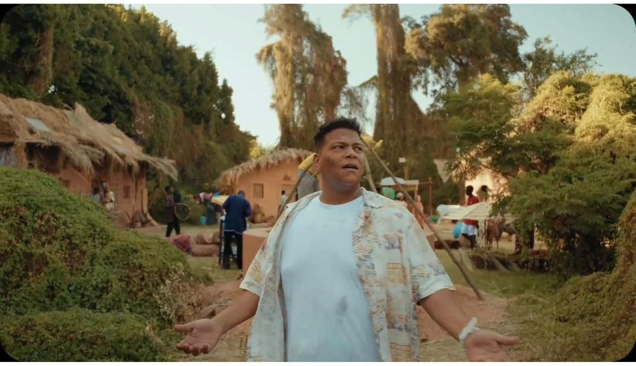 من أجل انفاذ فريق الشعلة… أحمد عبد الحميد يتعرض للخطر في أدغال نيجيريا بـ مسلسل ابن النادي - الخليج الان