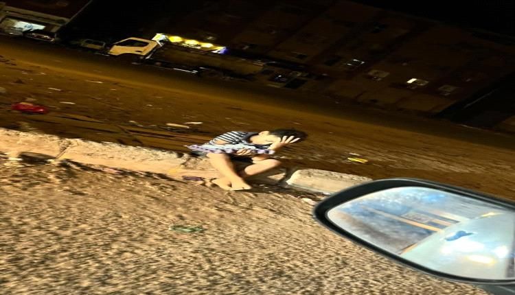 صورة لطفل تثير الجدل في عدن وتكشف عمق المعاناة المعيشية