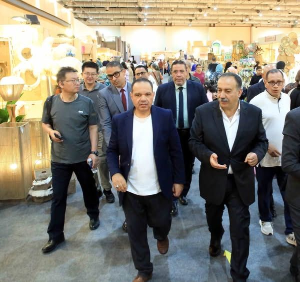 محافظ أسيوط يشارك وفدا من طلاب جامعتي أسيوط وبدر في زيارة معرض "تراثنا" للحرف اليدوية في دورته السابعة - الخليج الان