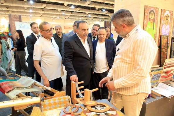 محافظ أسيوط يشارك وفدا من طلاب جامعتي أسيوط وبدر في زيارة معرض "تراثنا" للحرف اليدوية في دورته السابعة - الخليج الان