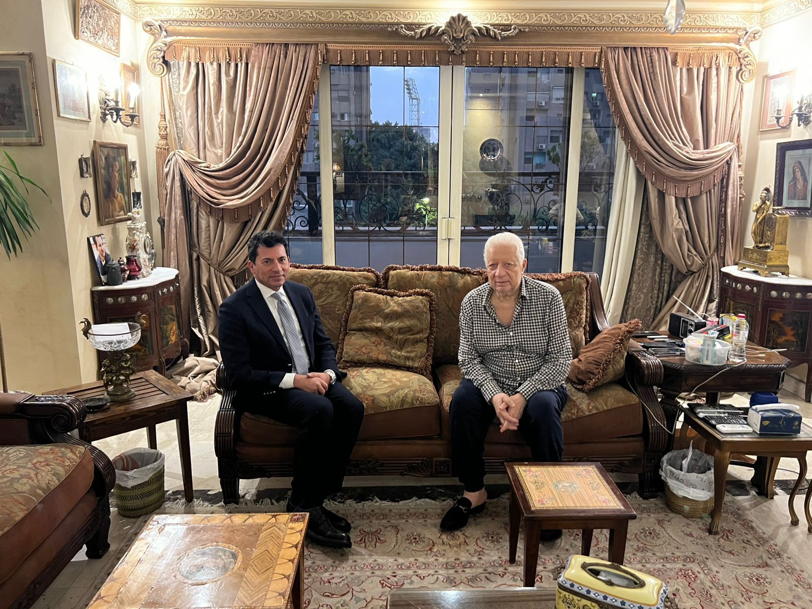 وزير الرياضة يزور مرتضى منصور في منزله للاطمئنان على صحته بعد تعرضه لوعكة صحية - الخليج الان