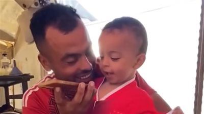 أفشة يتواصل هاتفيًا مع الطفل الفلسطيني جهاد ويوعده بقميص الأهلي - الخليج الان