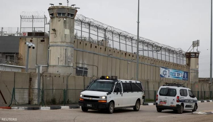 تمهيدا لصفقة التبادل.. إسرائيل تبدأ نقل الأسرى الفلسطينيين