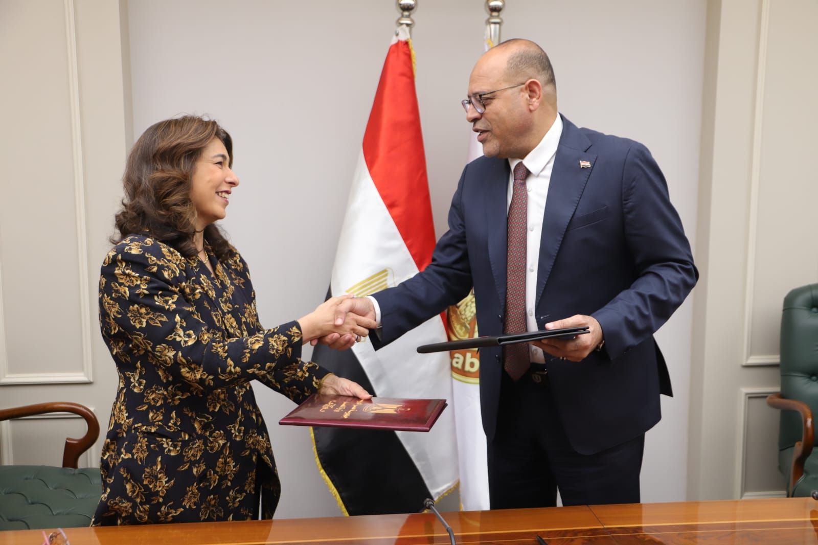 وزارة العمل توقع بروتوكول تعاون مع الجامعة المصرية الصينية لتأهيل الطلاب بمهارات المستقبل ودعم التحول الرقمي - الخليج الان