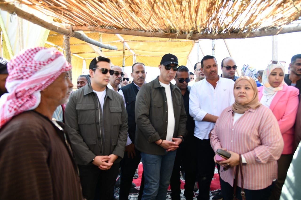 محافظ الفيوم يشهد مزاداً لبيع السمك والجمبري بإحدى الحلقات على ساحل بحيرة قارون - الخليج الان