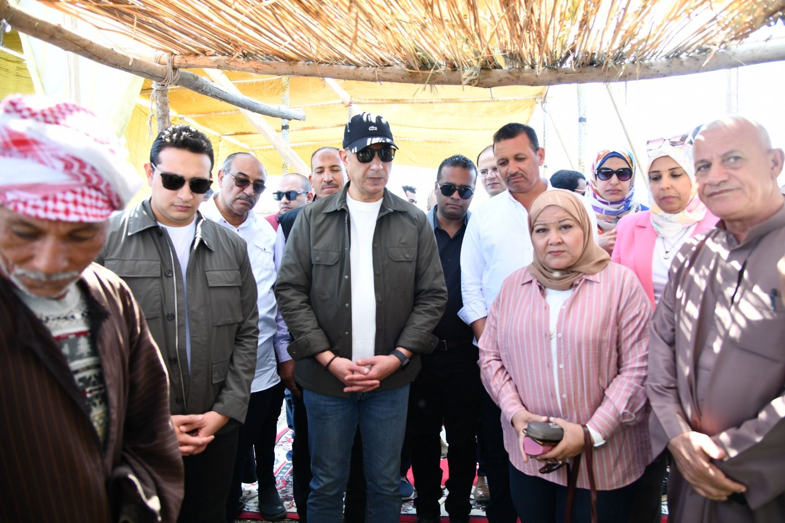 محافظ الفيوم يشهد مزاداً لبيع السمك والجمبري بإحدى الحلقات على ساحل بحيرة قارون - الخليج الان