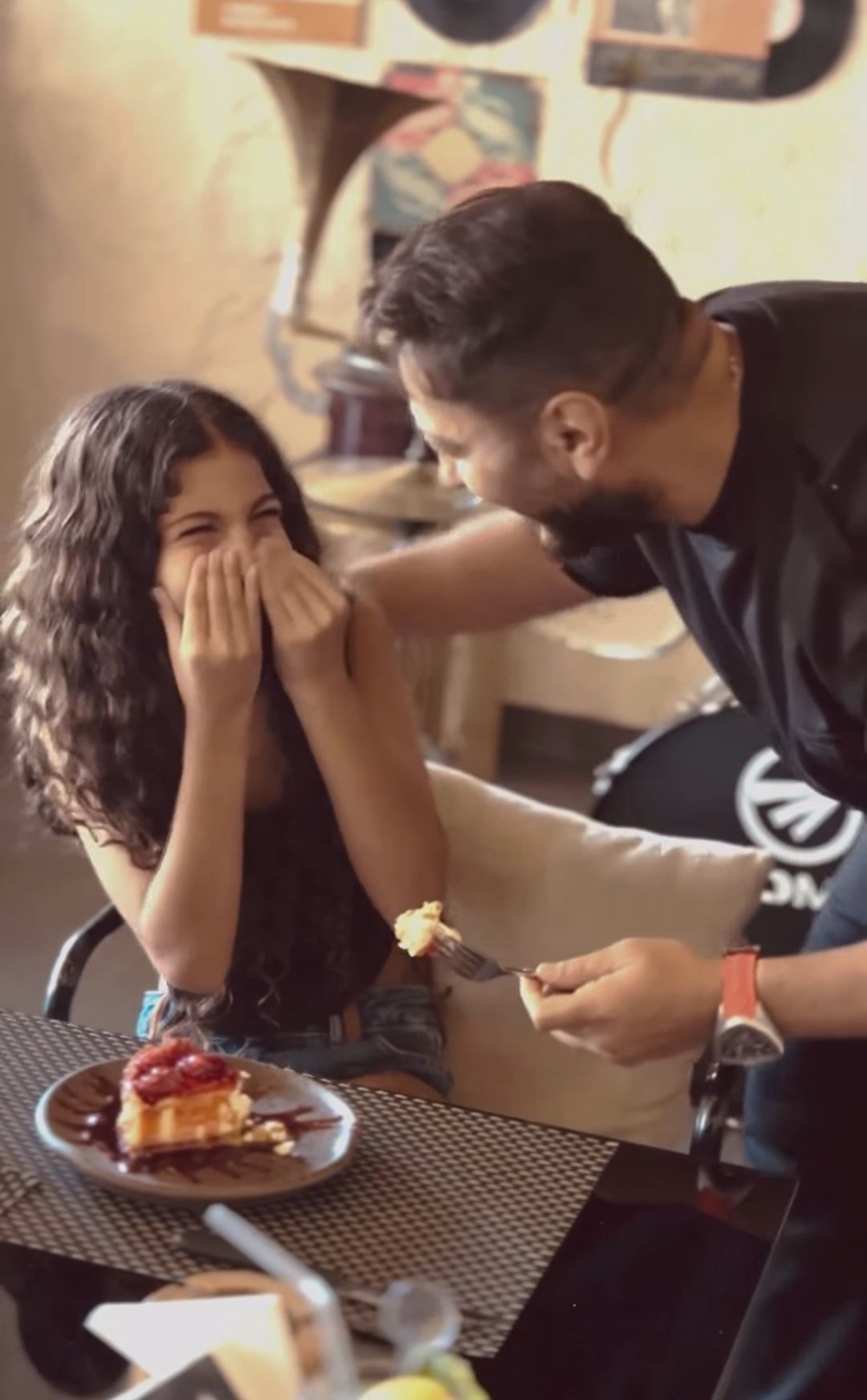 بقينا صحاب.. تامر حسني يفاجئ طفلة في مطعمه آدمز| صور - الخليج الان