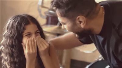 بقينا صحاب.. تامر حسني يفاجئ طفلة في مطعمه آدمز| صور - الخليج الان